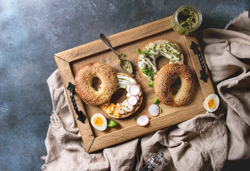 Keto bagel med bacon og pesto - Functional Foods