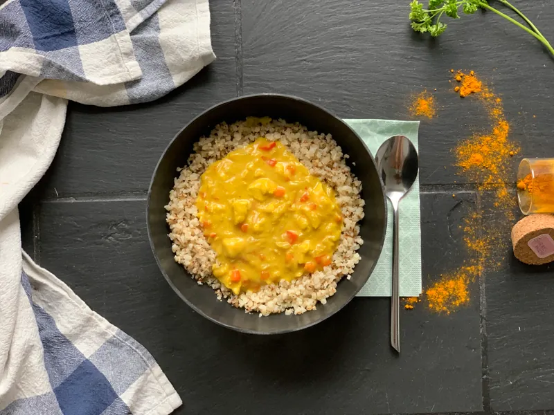 Kylling i karry med lynstegte blomkålsris - Functional Foods