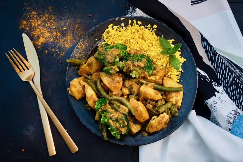 Kylling i karry med blomkålsris, grønne bønner og broccoli. - Functional Foods