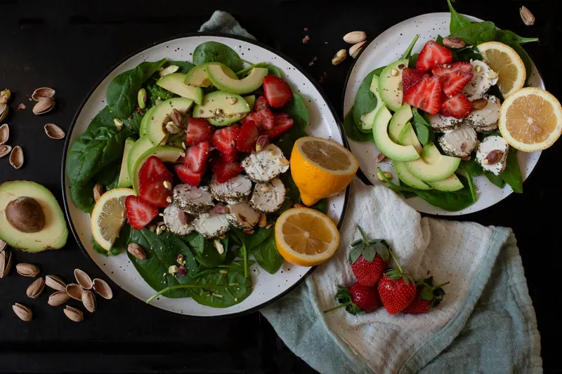 Sommerlig keto salat med jordbær, pistacienødder og gedeost - Functional Foods