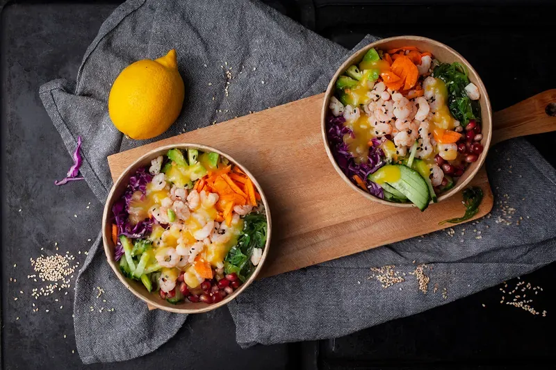 Anti-inflammatorisk rejesalat bowl med avocado og blomkålsris - Functional Foods