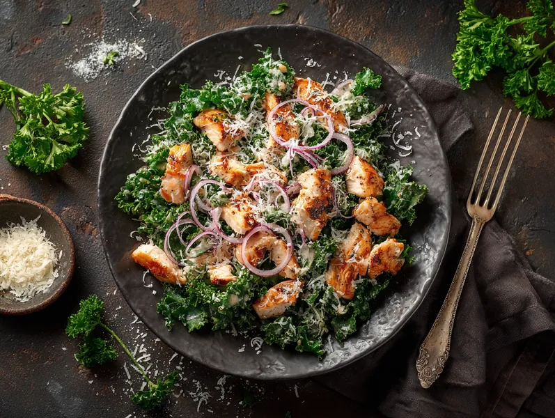 Low carb grønkålssalat med kylling og parmesan - Functional Foods