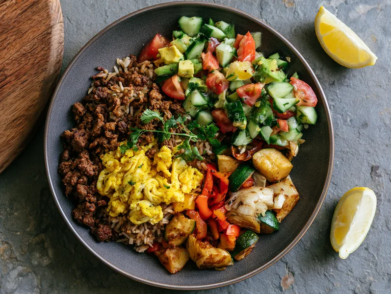 Hurtig oksekødsret med stegte grøntsager og avocado-tomatsalat - Functional Foods