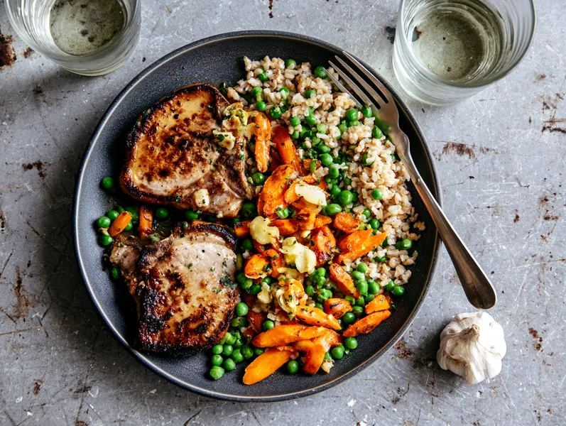 Miso-bagte svinekoteletter med appelsin og gulerødder - Functional Foods