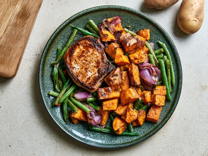 Krydret svinekoteletter med sød kartoffel og grønne bønner - Functional Foods