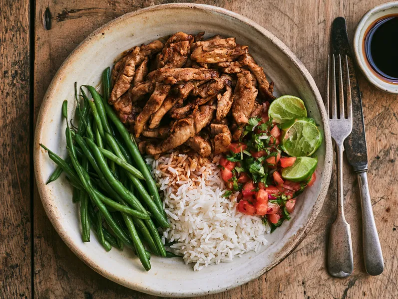 Thai inspireret svinekød med jasminris og grønne bønner - Functional Foods