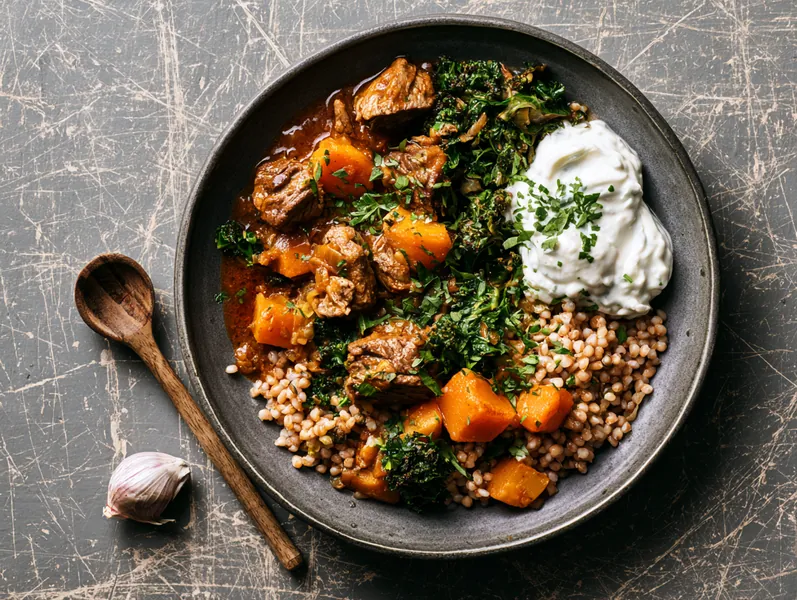 Mellemøstlig lammegryde med perlespelt og tzatziki - Functional Foods