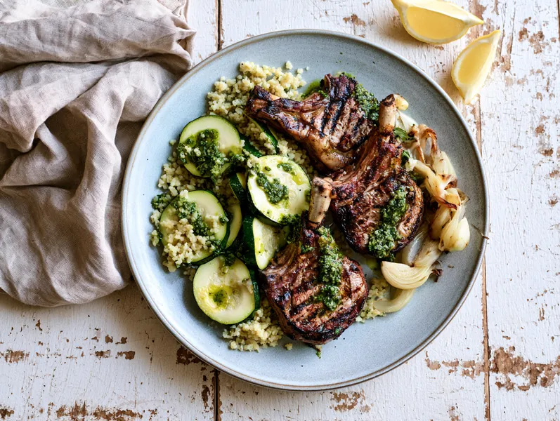 Grillet lammekoteletter med bulgur og urtedressing - Functional Foods