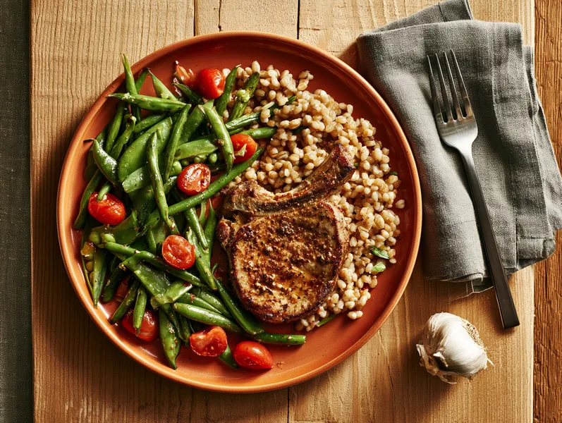 Grillet svinekotelet med grønne bønner og perlespelt - Functional Foods