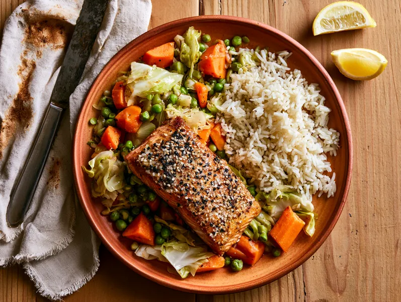 Laks med sesamskorpe, sojastegte grøntsager og ris - Functional Foods