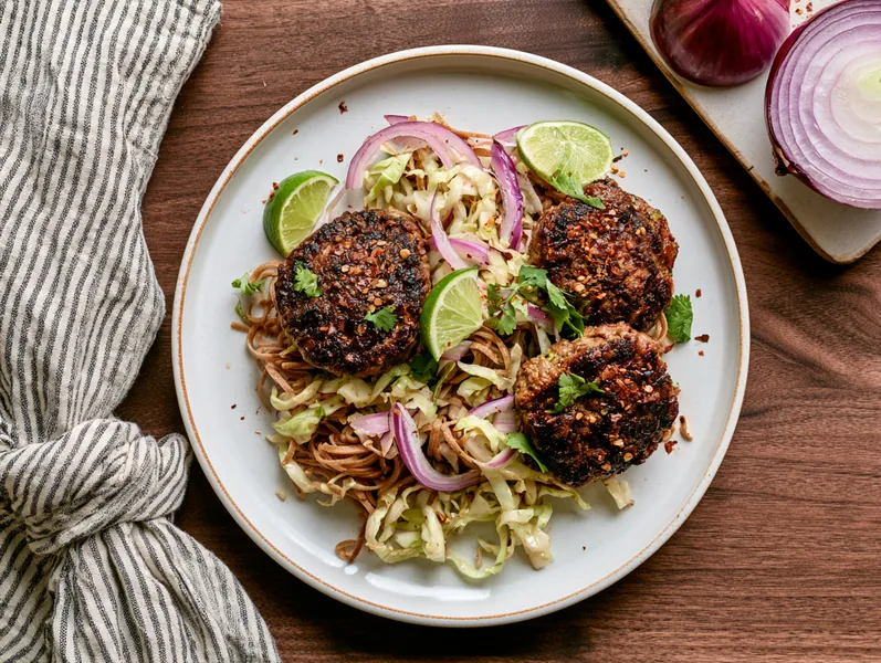 Asiatisk inspireret frikadeller med nudler og grøntsager - Functional Foods