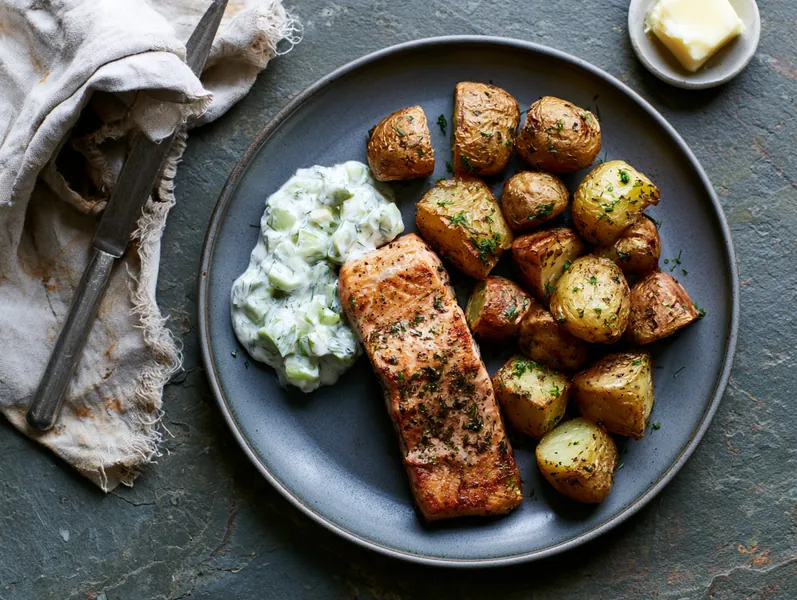 Laks med urtestegt kartoffel og agurkeyoghurt - Functional Foods
