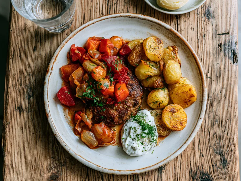 Hakkebøffer med paprikagryde og smørsauterede kartofler - Functional Foods