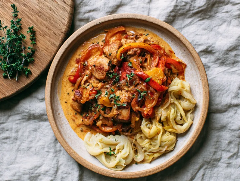 Krydret svinegryde med peberfrugt og smørstegt spidskål - Functional Foods