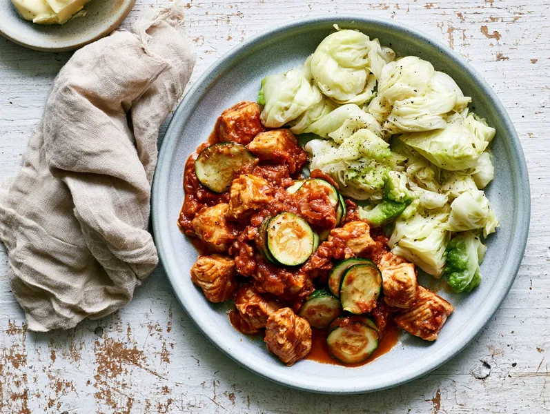 Ovnret med kylling og zucchini i tomatsovs - Functional Foods