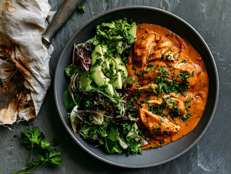 Kylling i cremet peberfrugtsovs med salat - Functional Foods