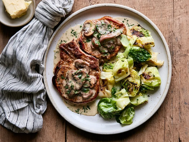 Svinekoteletter i cremet champignonsovs med smørstegt spidskål - Functional Foods