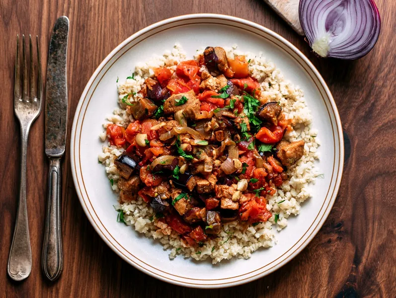 Krydret svinekødsgryde med aubergine og blomkålsris - Functional Foods