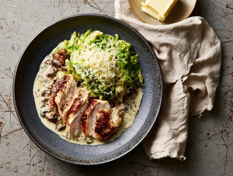 Kylling i cremet svampesauce med smørstegt spidskål - Functional Foods