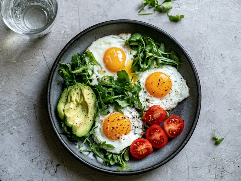 Spejlæg med avocado og rucola - Functional Foods