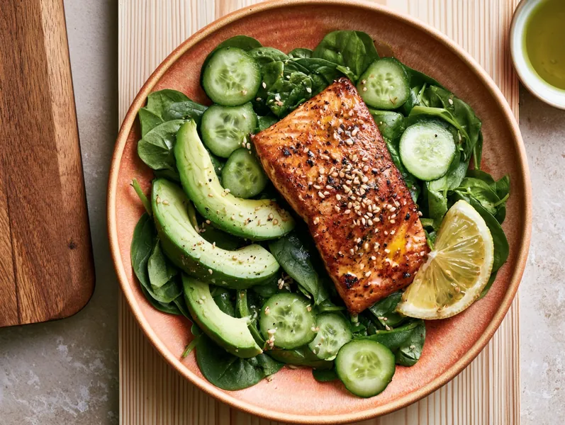 Keto-salat med laks og avocado - Functional Foods