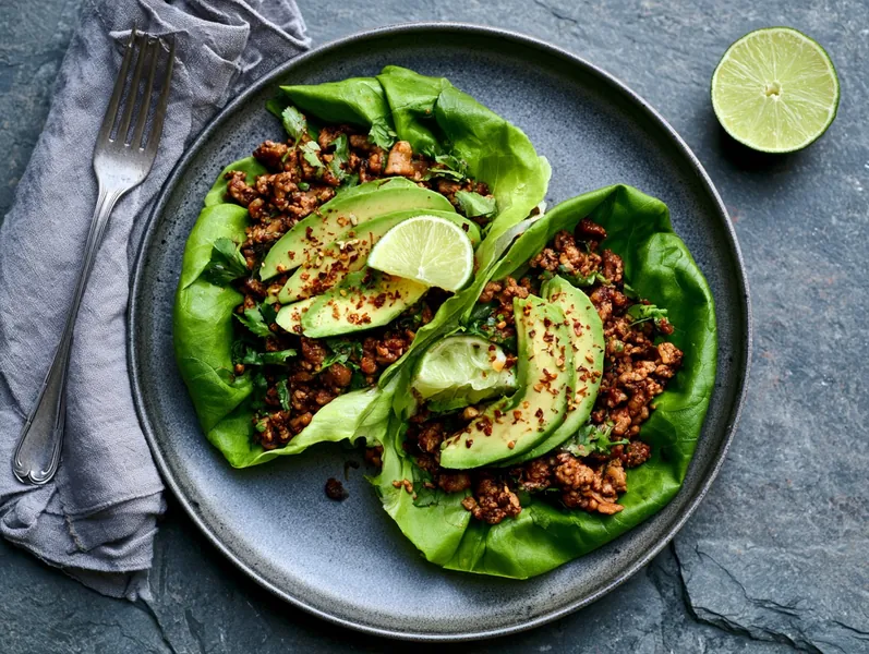 Salatbåde med krydret svinekød og avocado - Functional Foods