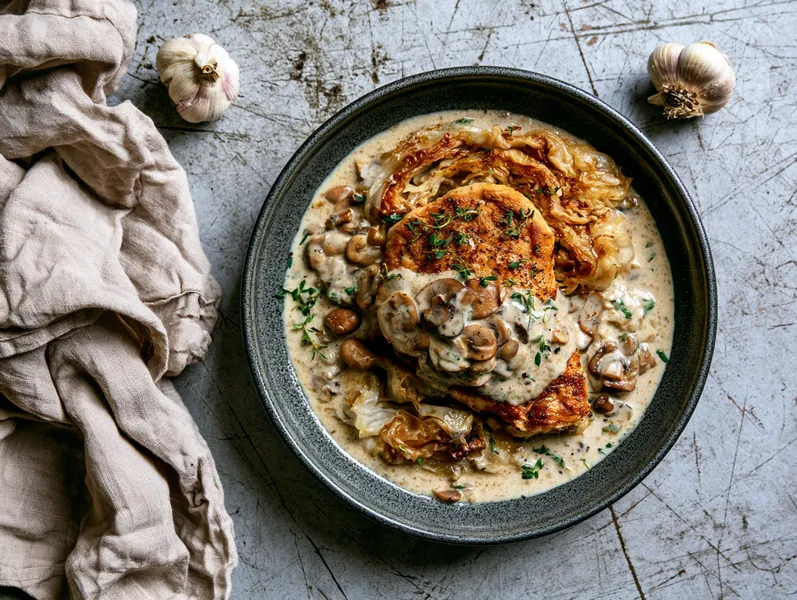 Kyllingebryst med champignon-flødesovs og smørstegt spidskål - Functional Foods