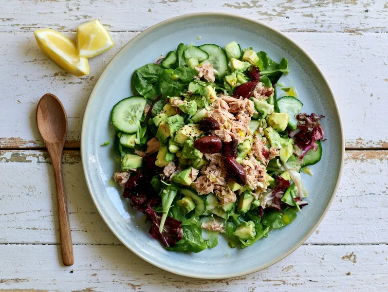 Keto-salat med tun, avocado og oliven - Functional Foods