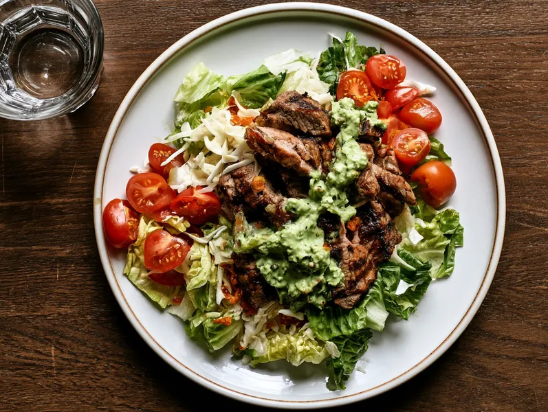 Keto-salat med grillet svinekød og avocadodressing - Functional Foods