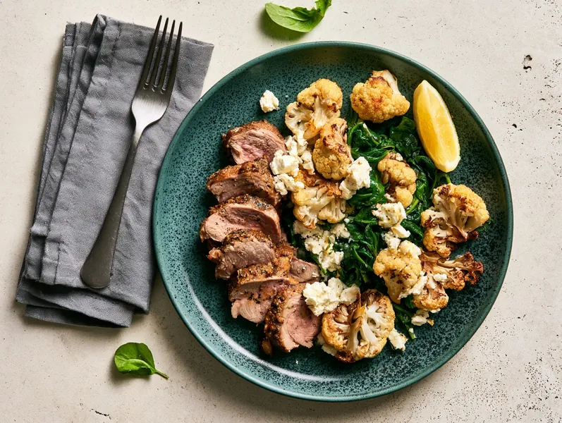 Keto-bowl med svinemørbrad, feta og blomkål - Functional Foods