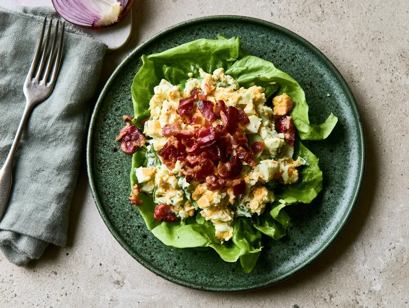 Æggesalat med bacon på salatblade - Functional Foods