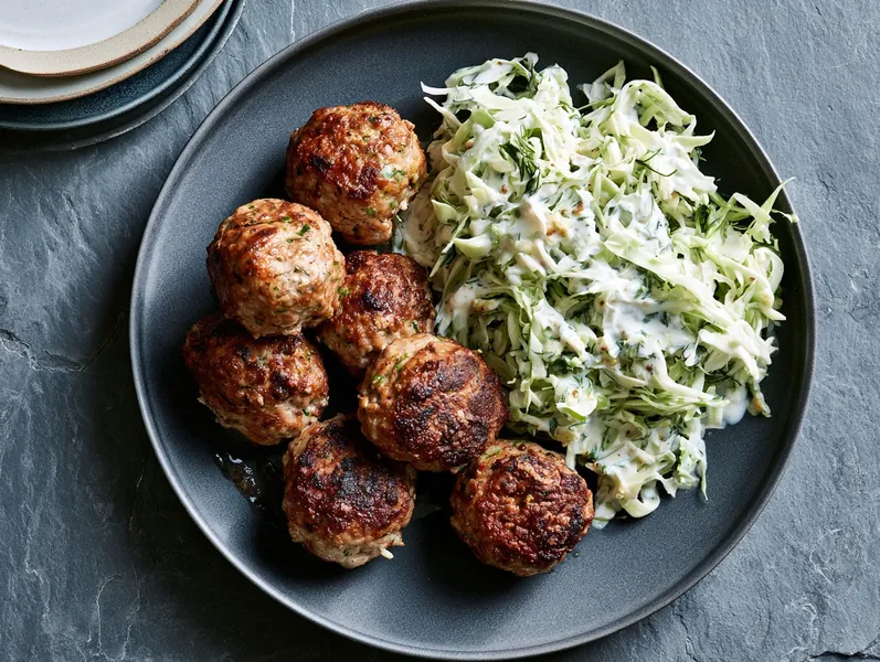 Danske frikadeller af svinekød med cremet hvidkålssalat - Functional Foods