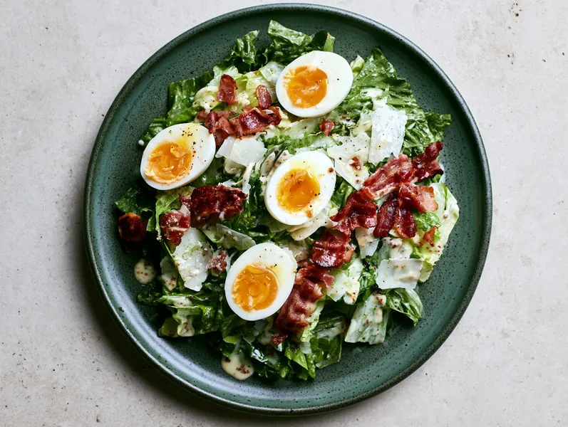 Caesarsalat med bacon, æg og parmesan - Functional Foods