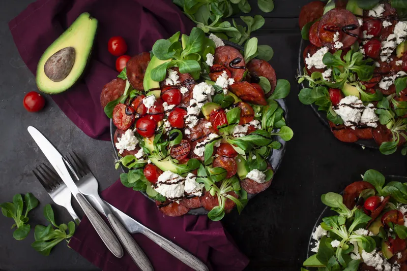 Ristet chorizo, avocado og feta salat