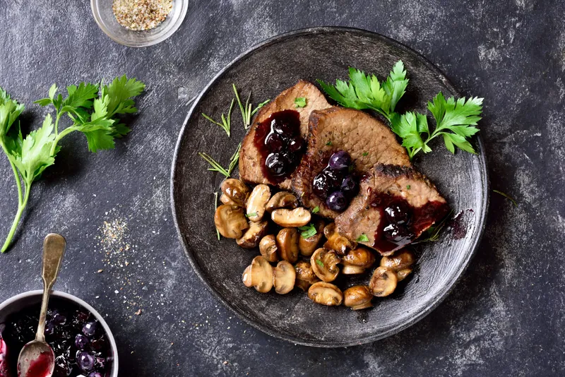 Roastbeef med blåbær sauce og grov salat med dild - Ketoliv