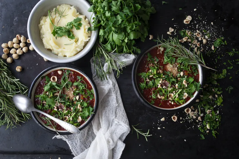 Rødvinsbraiserede svinekæber med grøntsagsmos - Ketoliv