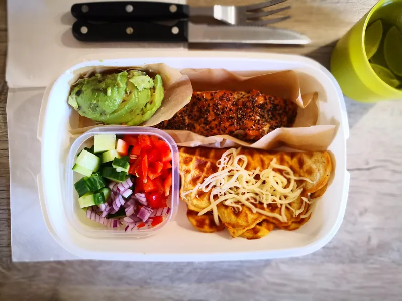 Røget laks med vafler og grønt - Ketoliv