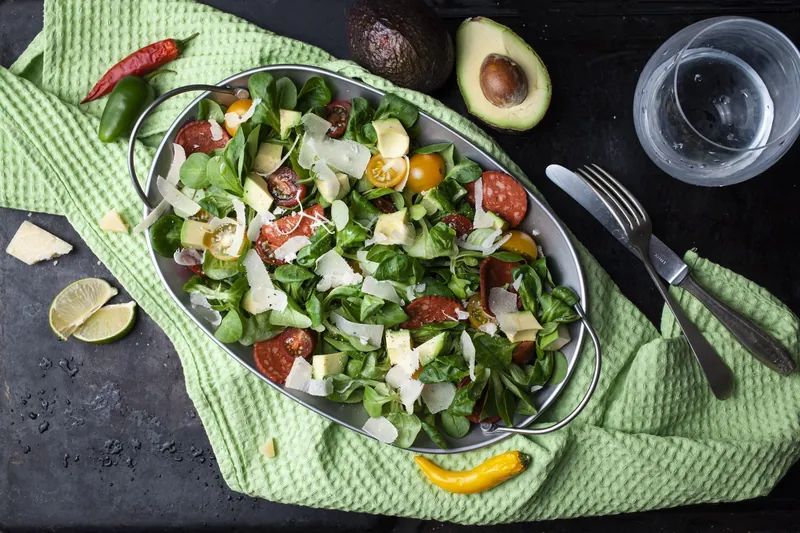 Salamisalat med parmesandrys - Ketoliv