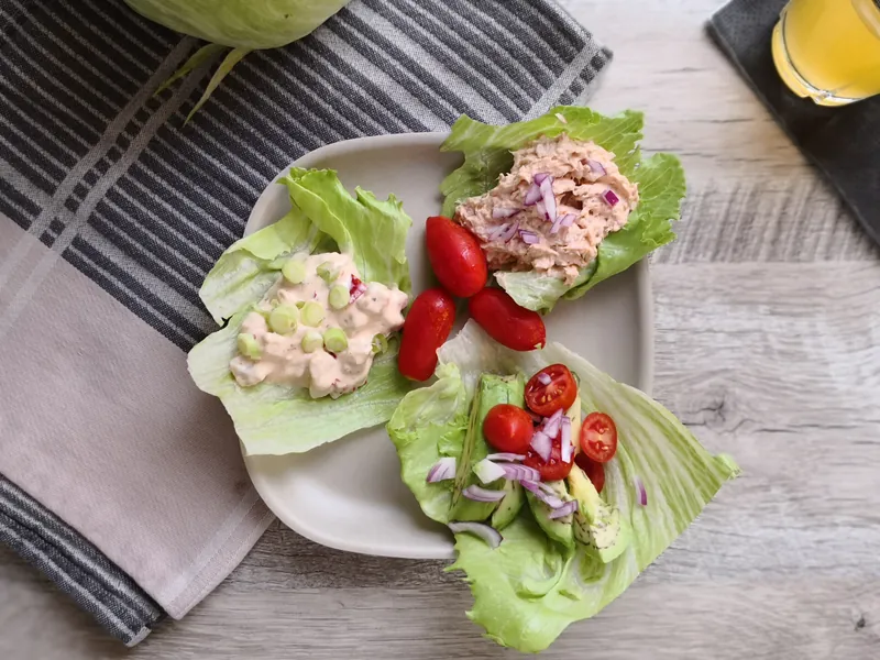 Salat madder med hønsesalat, tunmousse og avocado - Ketoliv
