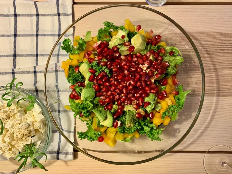 Salat med grønkål, granatæble og feta - Ketoliv