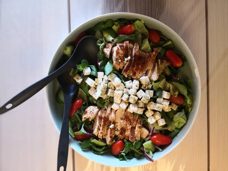 Salat med kylling, avocado og feta - Ketoliv