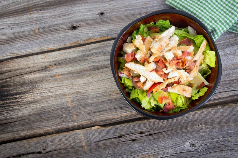 Salat med kylling, avocado og mormor dressing - Ketoliv