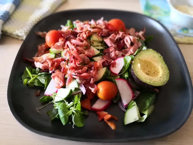 Salat med serranoskinke og mozzarella - Ketoliv