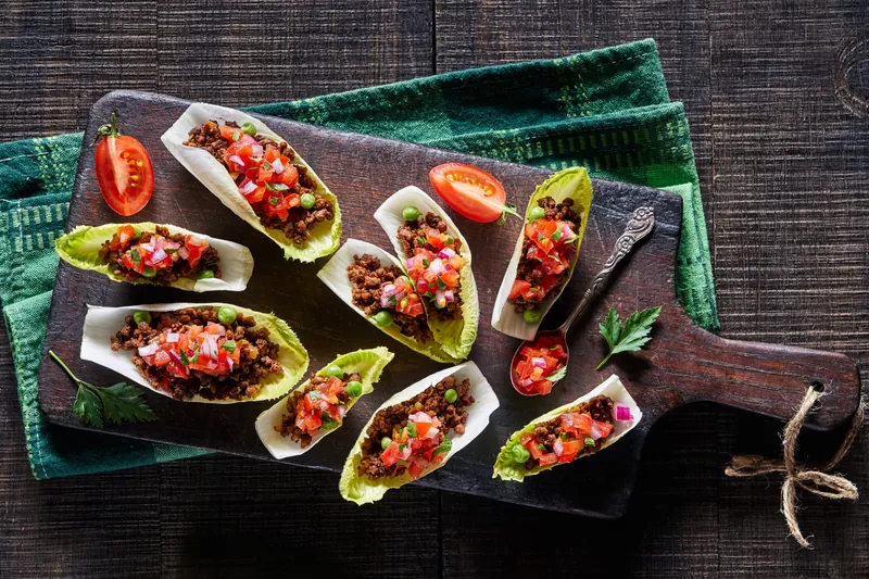 Salatbåde af oksefyld med hurtig tomatsalsa på toppen - Ketoliv