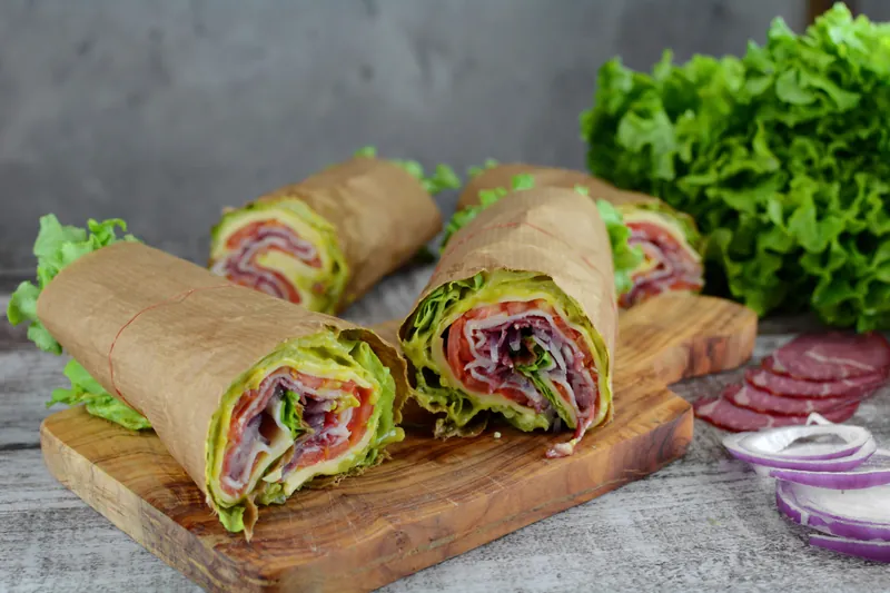 Salatrulle af roastbeef, skinke og grønt - Ketoliv