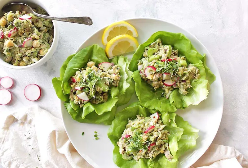 Salatwraps med avocado og tun - Ketoliv