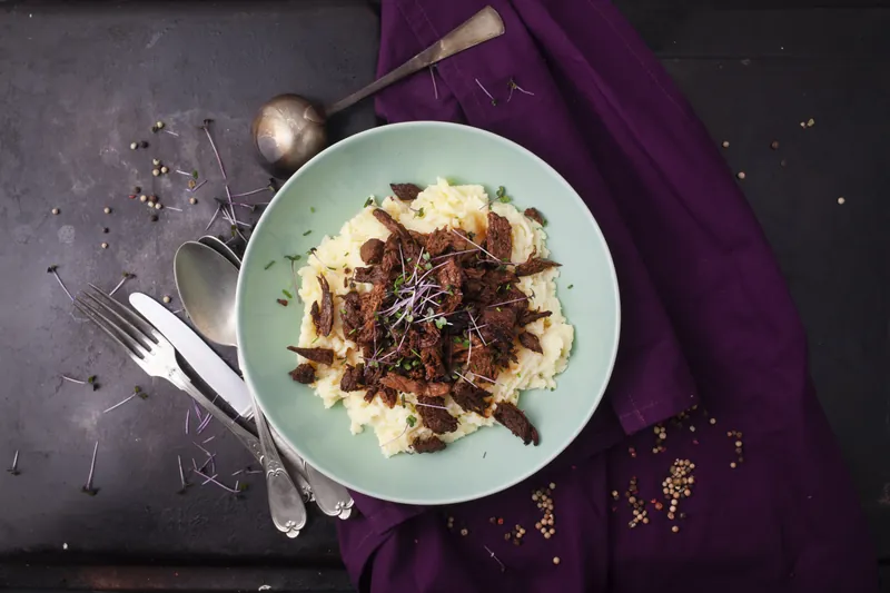 Sammenkogt oksegryde med en knoldselleripure - Ketoliv