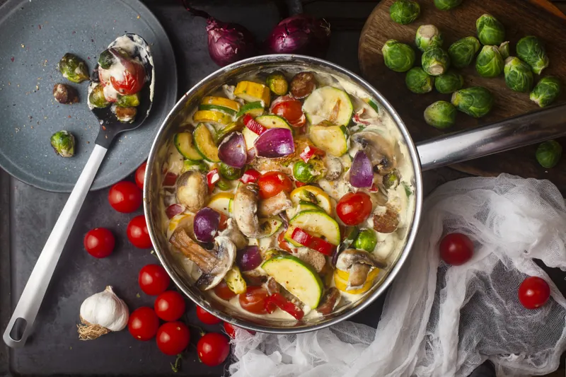 Sammenstegt pølseret med parmesan og hvidløg - Ketoliv