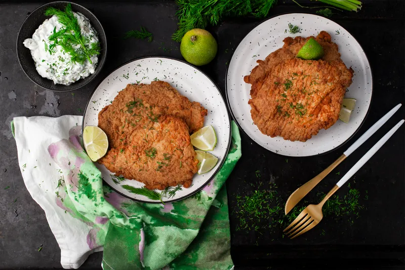 Schnitzler med dildsauce og grillet spidskål - Ketoliv