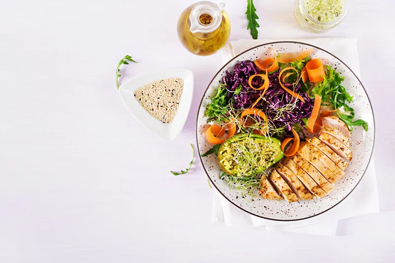 Sesamkylling med farverig salat og nigellafrø - Ketoliv